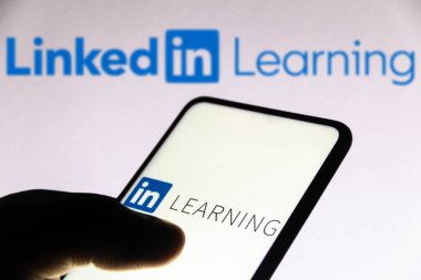 1 Kasım 2021, Brezilya. Bu resimde LinkedIn Öğrenme logosu akıllı telefon ve arka planda görüntülenir