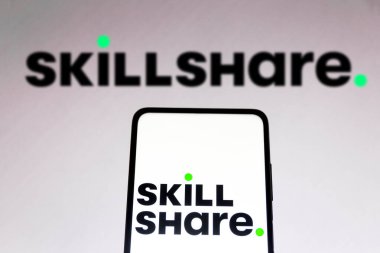 1 Kasım 2021, Brezilya. Bu resimde SkillShare logosu bir akıllı telefon ve arka planda görüntülenir