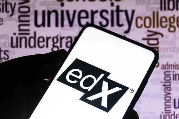 2021年11月1日 在这张照片中 可以看到在智能手机上和后台显示的Edx标识 — 图库照片