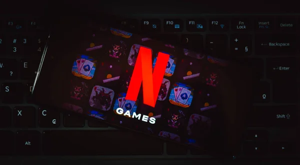 2021年11月4日 在这张图中 显示在智能手机上的Netflix Games标志 — 图库照片