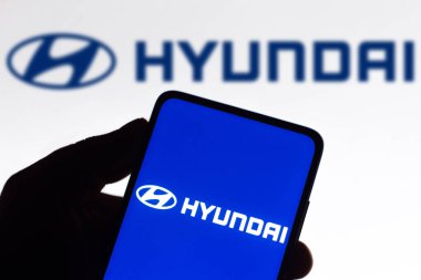 9 Kasım 2021, Brezilya. Bu resimde Hyundai Motor Company logosu bir akıllı telefon ekranında ve arka planda görüntülenmektedir.