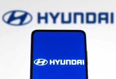 9 Kasım 2021, Brezilya. Bu resimde Hyundai Motor Company logosu bir akıllı telefon ekranında ve arka planda görüntülenmektedir.
