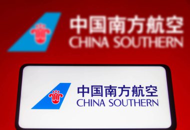 10 Kasım 2021, Brezilya. Bu resimde, Çin Güney Havayolları 'nın logosu akıllı telefon ekranında ve arka planda gösteriliyor.