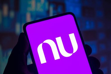 11 Kasım 2021, Brezilya. Bu resimde Nubank logosu akıllı telefon ekranında görüntülenir