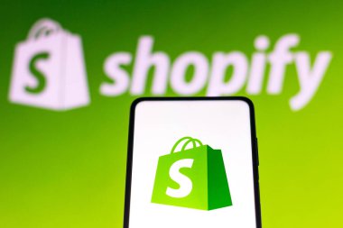 12 Kasım 2021, Brezilya. Bu resimde bir Shopify logosu akıllı telefon ekranında ve arka planda görüntülenir.