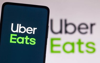 12 Kasım 2021, Brezilya. Bu resimde bir Uber Eats logosu akıllı telefon ekranında ve arka planda görüntülenir