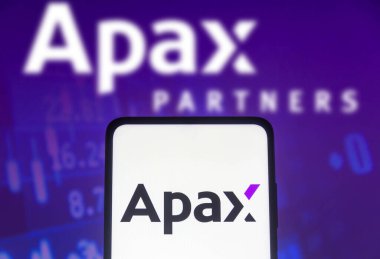 15 Kasım 2021, Brezilya. Bu resimde Apax Partners LLP logosu bir akıllı telefon ekranında ve arka planda görüntülenir