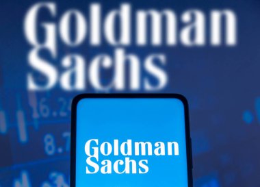 15 Kasım 2021, Brezilya. Bu resimde Goldman Sachs Group logosu bir akıllı telefon ekranında ve arka planda görüntülendi