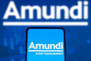 15 Kasım 2021, Brezilya. Bu resimde bir akıllı telefon ekranında ve arka planda Amundi Varlık Yönetimi logosu görüntülendi