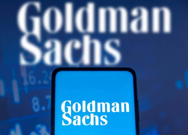 2021年11月15日 在这张照片中 高盛集团 Goldman Sachs Group 的标志展示在智能手机屏幕上和后台 — 图库照片