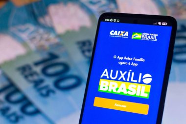 18 Kasım 2021, Brezilya. Bu resimde Auxlio Brasil logosu akıllı telefondan gösteriliyor. Bolsa Famlia 'nın yerine geçen Brezilya hükümetinin sosyal programıdır..