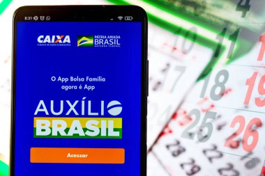 18 Kasım 2021, Brezilya. Bu resimde Auxlio Brasil logosu akıllı telefondan gösteriliyor. Bolsa Famlia 'nın yerine geçen Brezilya hükümetinin sosyal programıdır..