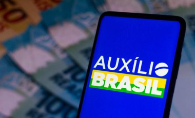 18 Kasım 2021, Brezilya. Bu resimde Auxlio Brasil logosu akıllı telefondan gösteriliyor. Bolsa Famlia 'nın yerine geçen Brezilya hükümetinin sosyal programıdır..