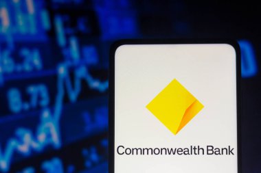 23 Kasım 2021, Brezilya. Bu resimde, Commonwealth Bank logosu akıllı bir telefondan gösteriliyor.