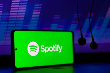 7 Aralık 2021, Brezilya. Bu resimde akıllı telefondan yayınlanan servis logosu Spotify görüntülendi