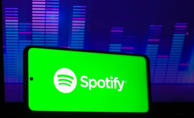 7 Aralık 2021, Brezilya. Bu resimde akıllı telefondan yayınlanan servis logosu Spotify görüntülendi