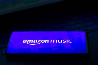 7 Aralık 2021, Brezilya. Bu resimde Amazon Müzik Akımlı Servis logosu akıllı bir telefondan gösteriliyor.