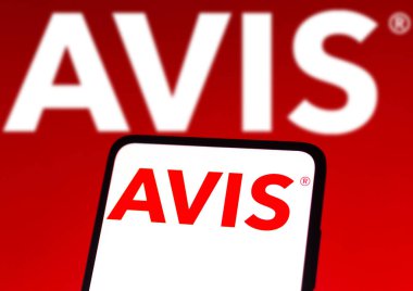 8 Aralık 2021, Brezilya. Bu resimde Avis Kiralama bir araba logosu bir akıllı telefon ve arka planda görüntülendi