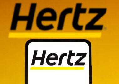 8 Aralık 2021, Brezilya. Bu resimde Hertz Şirketi logosu bir akıllı telefon ve arka planda görüntülenmiş.