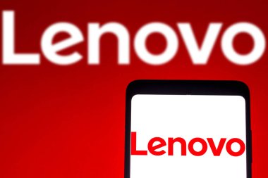 14 Aralık 2021, Brezilya. Bu resimde Lenovo logosu bir akıllı telefon ve arka planda görüntülenmiştir.