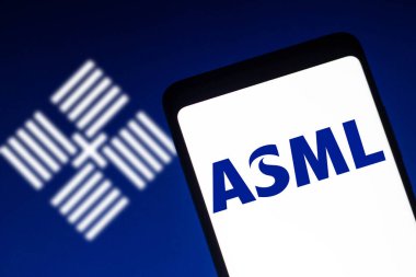 14 Aralık 2021, Brezilya. Bu resimde ASML Holding logosu bir akıllı telefon ve arka planda görüntülenir