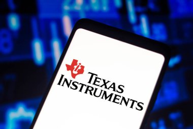14 Aralık 2021, Brezilya. Bu resimde Texas Instruments logosu bir akıllı telefonda gösteriliyor.