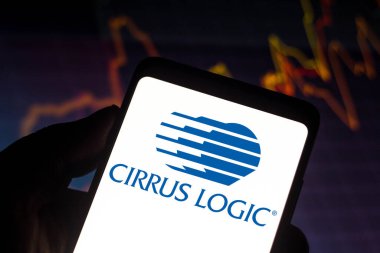 14 Aralık 2021, Brezilya. Bu resimde, Cirrus Logic logosu arka planda borsa grafiği olan bir akıllı telefonda gösteriliyor.
