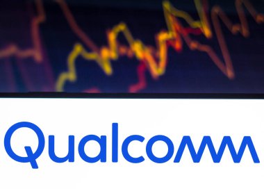 14 Aralık 2021, Brezilya. Bu resimde Qualcomm logosu, arka planda borsa grafiği olan bir akıllı telefonda görüntülenir.