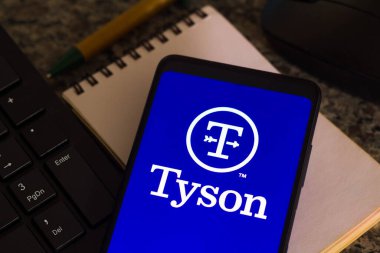 28 Aralık 2021, Brezilya. Bu resimde Tyson Gıda logosu akıllı telefondan gösteriliyor.