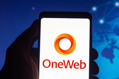 29 Aralık 2021, Brezilya. Bu resimde bir akıllı telefon ekranında görüntülenen OneWeb logosu
