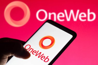 29 Aralık 2021, Brezilya. Bu resimde OneWeb logosu bir akıllı telefon ekranında ve arka planda görüntülenir