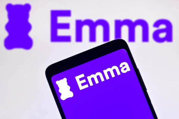 2022年1月1日 在这张照片中 Emma 金钱管理 标志显示在智能手机屏幕和背景图中 — 图库照片