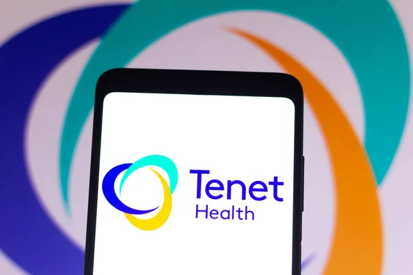2022 브라질 Tenet Healthcare Corporation 로고는 스마트폰 배경에 표시되어 있습니다 — 스톡 사진