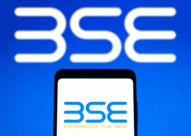 4 Ocak 2022, Brezilya. Bu resimde, Bombay Menkul Kıymetler Borsası (BSE) logosu bir akıllı telefon ekranında ve arka planda gösteriliyor