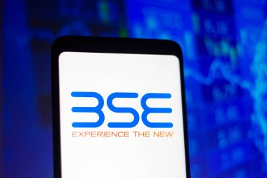 4 Ocak 2022, Brezilya. Bu fotografik resimde, bir borsa olan Bombay Menkul Kıymetler Borsası (BSE) logosu, arka planda bir borsa grafiği bulunan bir akıllı telefonda sergilenmektedir.