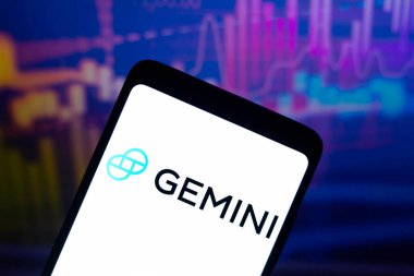 1 Şubat 2022, Brezilya. Bu fotoğraf illüstrasyonunda, müşterilerin dijital varlıkları alıp satmalarını ve depolamalarını sağlayan bir kripto ve emanet şirketi olan Gemini Trust Company 'nin logosu akıllı telefon ekranında sergileniyor.