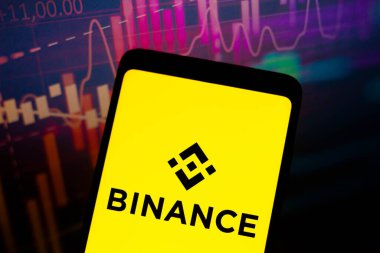 1 Şubat 2022, Brezilya. Bu fotoğraf illüstrasyonunda, Binance logosu, bir akıllı telefon ekranında şifreli para değişimi gösterilir