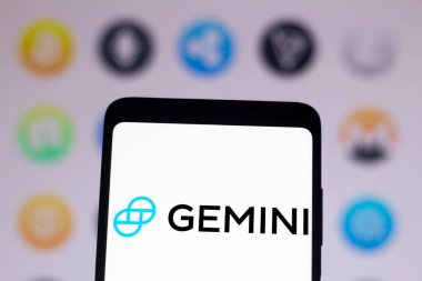 1 Şubat 2022, Brezilya. Bu resimde Gemini Güven Şirketi logosu akıllı telefon ekranında ve arka planda gösteriliyor.