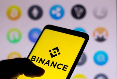 1 Şubat 2022, Brezilya. Bu fotoğraf illüstrasyonunda, Binance logosu, bir akıllı telefon ekranında şifreli para değişimi gösterilir