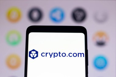 1 Şubat 2022, Brezilya. Bu fotoğraf illüstrasyonunda, Crypto.com 'un logosu, akıllı telefon ekranında bir kripto döviz uygulaması görüntülenir