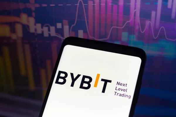 2022年2月1日 ブラジル この写真のイラストでは Bybitのロゴ 暗号通貨交換がスマートフォンの画面に表示されます — ストック写真