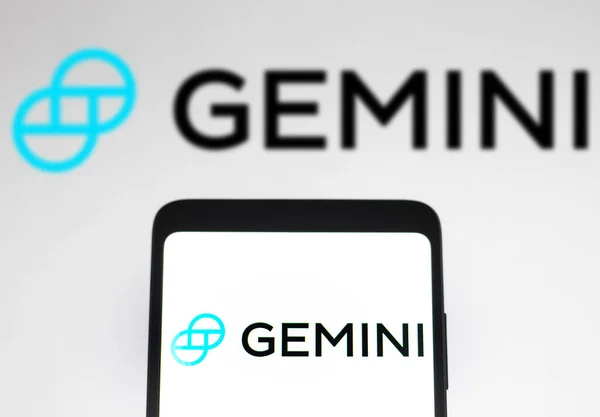 2022年2月1日 在这张照片中 Gemini Trust Company的标识显示在智能手机屏幕上和背景图中 — 图库照片