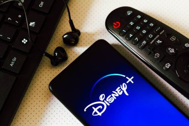 3 Şubat 2022, Brezilya. Bu fotoğraf illüstrasyonunda, Disney + (Disney Plus) 'ın logosu, bir akıllı telefon ekranında talep üzerine abonelik videosu görüntülenir