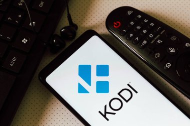 3 Şubat 2022, Brezilya. Bu fotoğraf illüstrasyonunda, Kodi Entertainment Center 'ın logosu, özgür ve açık kaynaklı bir multimedya yazılımı akıllı telefon ekranında görüntülenir