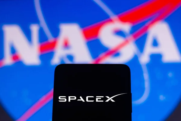 2022年2月4日 在这张图中 一个Spacex和Nasa 美国国家航空航天局 的标识出现在智能手机和Pc屏幕上 — 图库照片