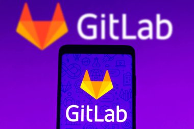 5 Şubat 2022, Brezilya. Bu resimde GitLab logosu bir akıllı telefon ve arka planda görüntülenmiştir.