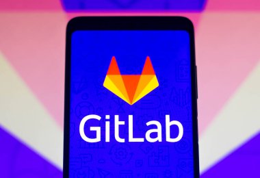 5 Şubat 2022, Brezilya. Bu resimde GitLab logosu bir akıllı telefon ve arka planda görüntülenmiştir.
