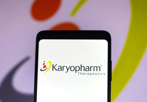2022 브라질 Karyopharm Therapeutics 로고는 스마트폰 배경에 표시되어 있습니다 — 스톡 사진