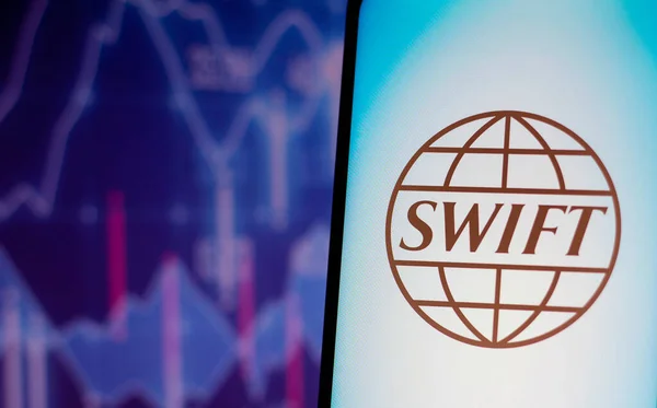 2022 브라질 삽화에서 은행간 Swift 로고가 스마트폰 화면에 표시된다 — 스톡 사진