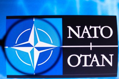Mart 01, 2022, Brezilya. Bu resimde, bir büyüteçle bilgisayar ekranında görüntülenen Kuzey Atlantik Antlaşma Örgütü (NATO) logosu